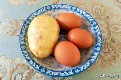 ​不放面粉的鸡蛋饼做法，教你这样做土豆鸡蛋饼，孩子天天吵着吃