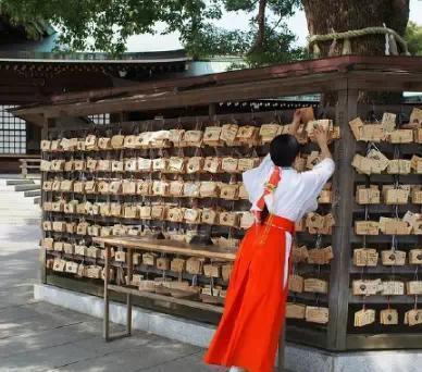 日本神社的巫女都是做什么的?