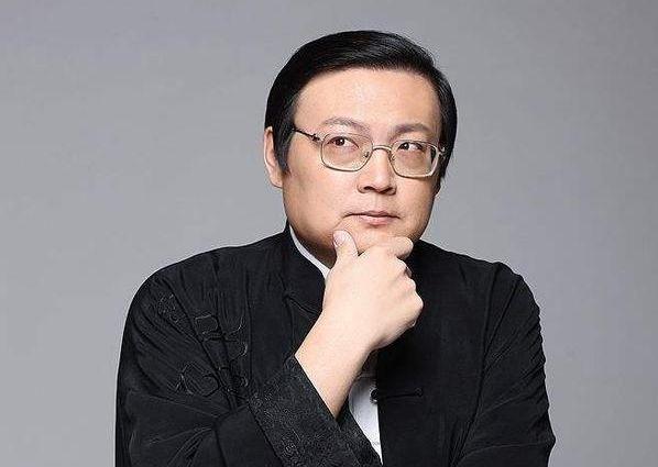 梁宏达原形毕露！他到底是什么身份？为何能说会道无不知晓？