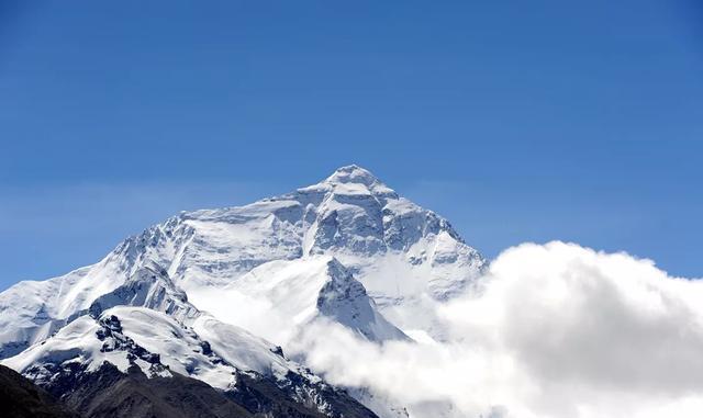 珠峰早就被人征服，为何玉龙雪山却没有人能登顶，你知道吗？