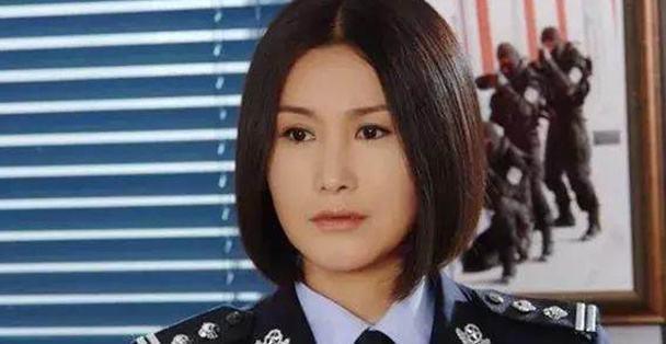 曾是“最美警花”，嫁大23岁知名导演，今50岁可老公已经过世5年