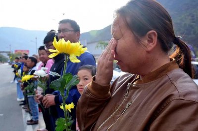 ​英雄查卫光魂归故土，万人洒泪送别