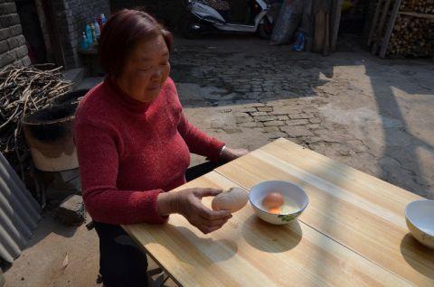 老母鸡经过两天的阵痛，一次产下三只巨型蛋，打开后家人兴奋不已