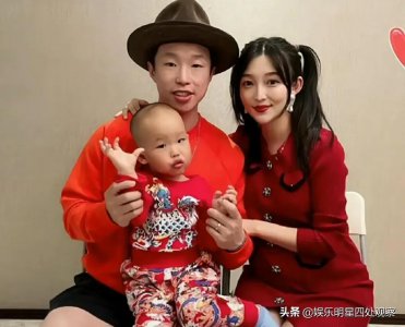 ​德云社烧饼当爸，晒全家福，妻子年轻又漂亮